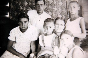 Наталья Дмитриевна Шаховская с детьми в свой день рождения, 1940 год. Слева направо: Мария, Сергей, Николай, Елизавета, Дмитрий