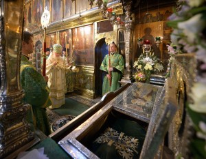 Патриарх Кирилл y мощей преподобного Сергия Радонежского