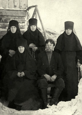 Мефодий Григорьевич Попов с родственницами, насельницами Владимирского Каменского