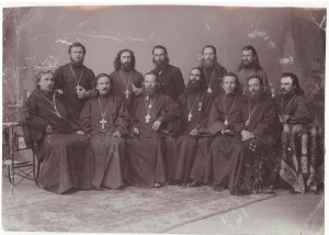 Священномученик Владимир (Богоявленский) в сане иеромонаха (3-й слева, сидит) и неизвестные священнослужители