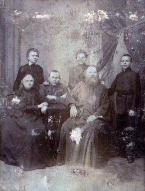 Протоиерей Владимир Четверин в кругу своей семьи