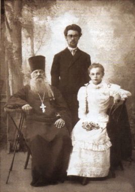Священник Ипполит Пономарев, супруги Александр и Надежда Пономаревы. Около 1900 г