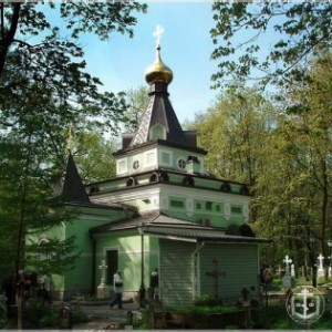 На могилке блаженной Ксении на Смоленском кладбище в Петербурге