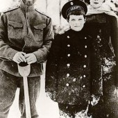 Николай II с сыном Алексеем и дочерью Марией. 1916 год