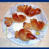 По традиции на Руси пекли изделия из постного теста в виде птиц — «жаворонки»