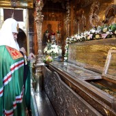Патриарх Кирилл y мощей преподобного Сергия Радонежского