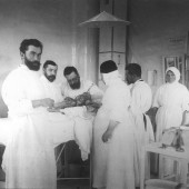 Великая княгиня Александра помогает во время операции