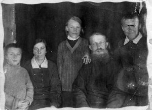 Священник Сергий Скворцов, его супруга Клавдия Николаевна и дети