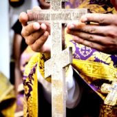 Величай, душе моя, Пречестный Крест Господень Кресту́ Твоему́ покланя́емся, Влады́ко, / и свято́е Воскресе́ние Твое́ сла́вим